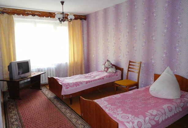 Трёхкомнатная квартира на сутки в Мозыре, Нефтестроителей д.16. Фото 1 - kdv.by Квартира для командировочных инженеров и рабочих в Мозыре на сутки и недели за безналичный и наличный расчёт, Нефтестроителей д.16. Фото 1 - kdv.by